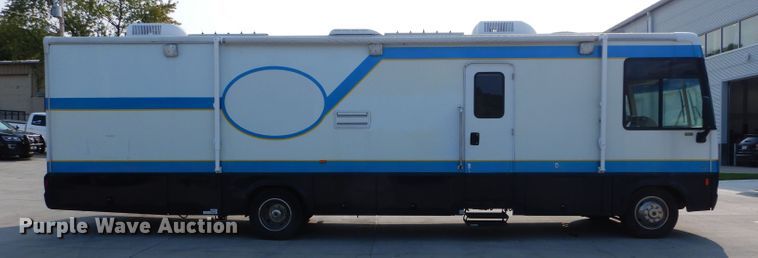 image for item DI8280 2002 Winnebago  mobile command center truck