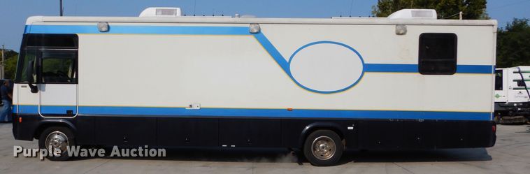 image for item DI8280 2002 Winnebago  mobile command center truck