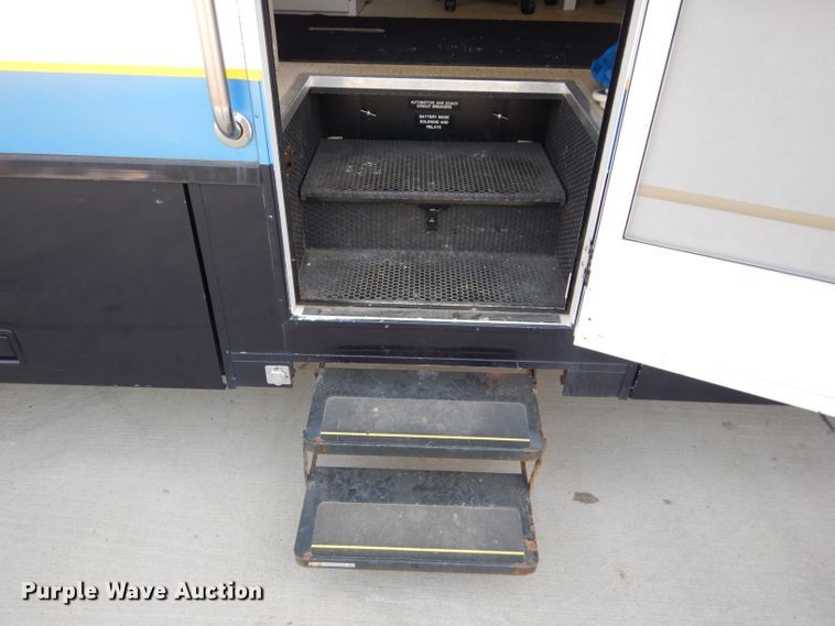 image for item DI8280 2002 Winnebago  mobile command center truck