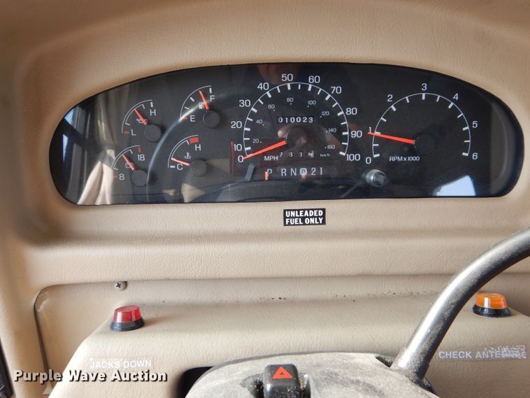 image for item DI8280 2002 Winnebago  mobile command center truck