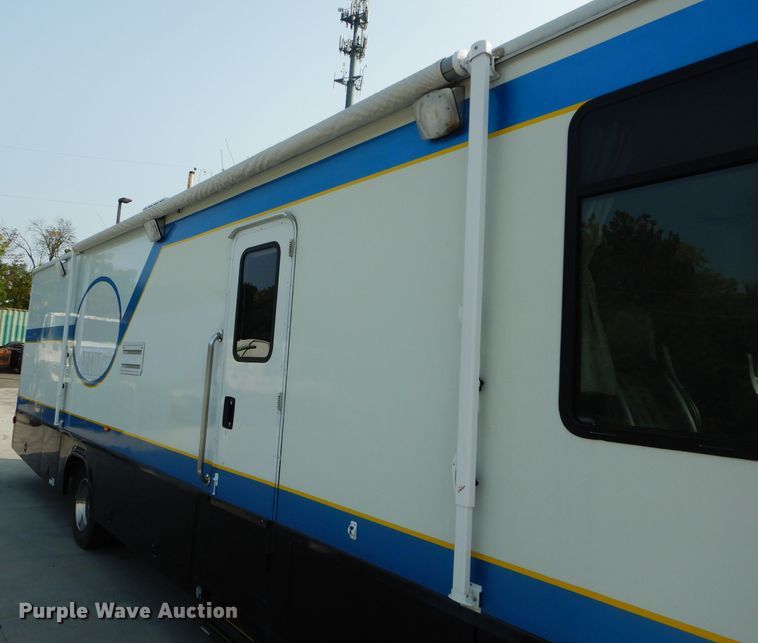 image for item DI8280 2002 Winnebago  mobile command center truck