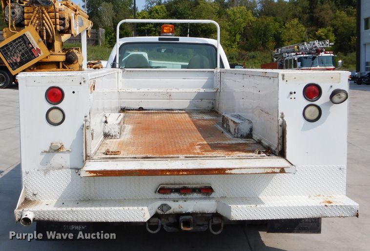 image for item DI8291 2000 Ford F450 Super Duty XL  utility truck with crane