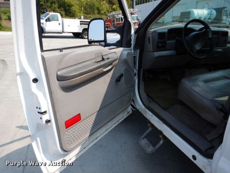 image for item DI8291 2000 Ford F450 Super Duty XL  utility truck with crane