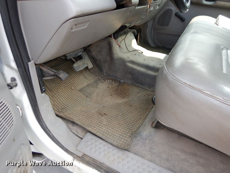 image for item DI8291 2000 Ford F450 Super Duty XL  utility truck with crane