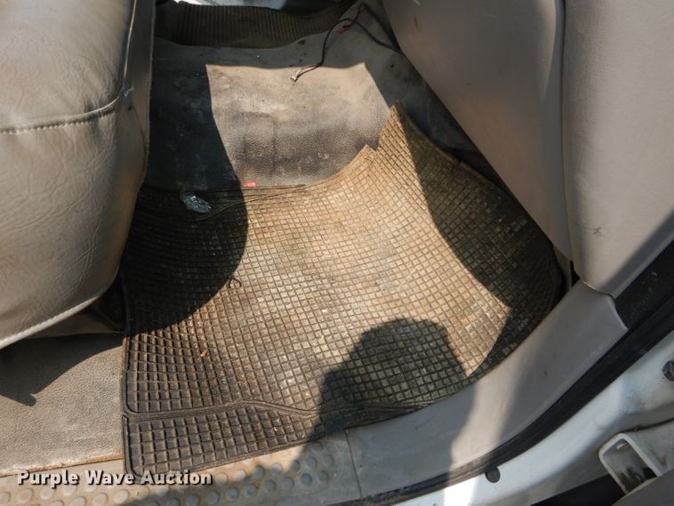 image for item DI8291 2000 Ford F450 Super Duty XL  utility truck with crane