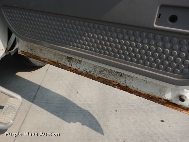 image for item DI8291 2000 Ford F450 Super Duty XL  utility truck with crane