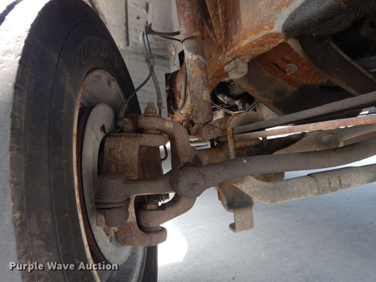 image for item DI8291 2000 Ford F450 Super Duty XL  utility truck with crane