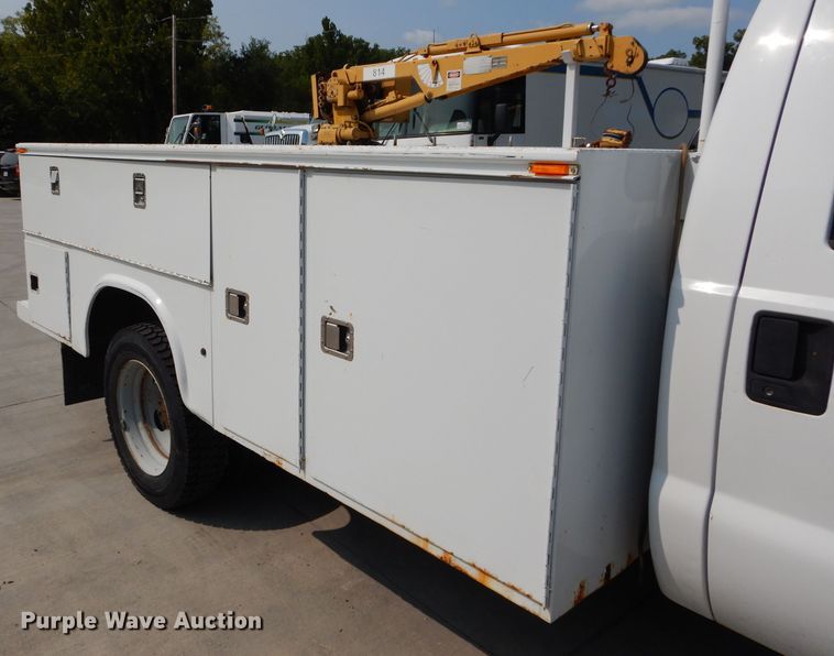 image for item DI8291 2000 Ford F450 Super Duty XL  utility truck with crane