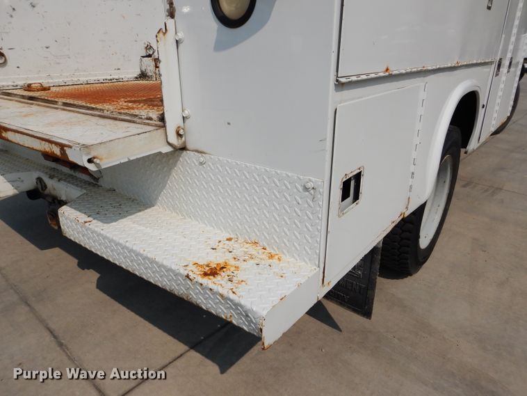 image for item DI8291 2000 Ford F450 Super Duty XL  utility truck with crane