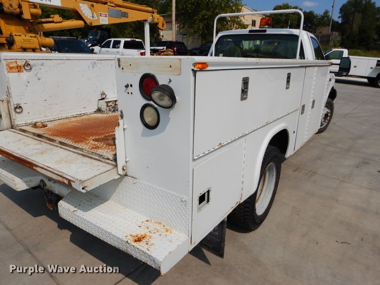 image for item DI8291 2000 Ford F450 Super Duty XL  utility truck with crane