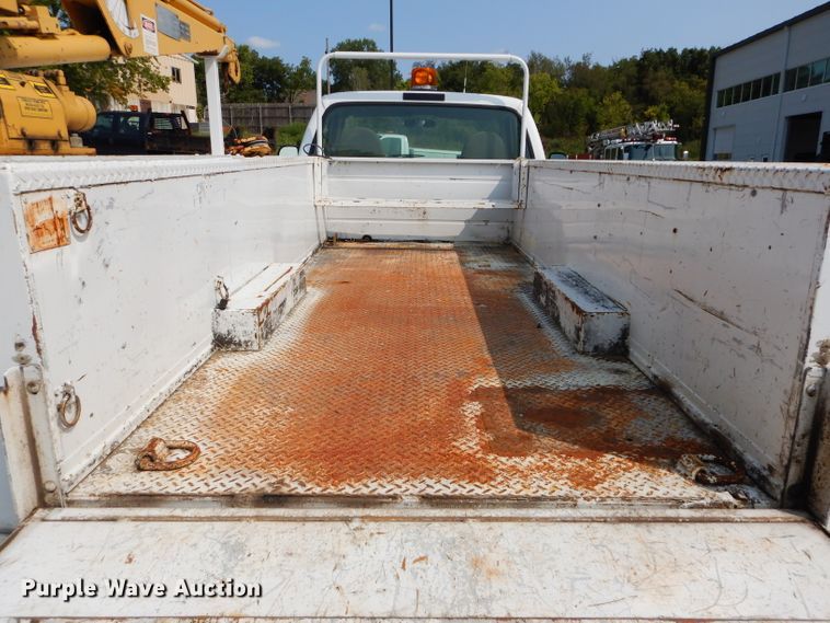 image for item DI8291 2000 Ford F450 Super Duty XL  utility truck with crane