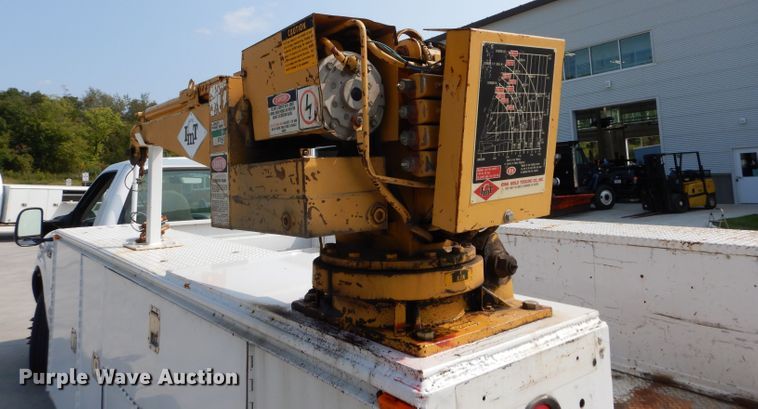 image for item DI8291 2000 Ford F450 Super Duty XL  utility truck with crane