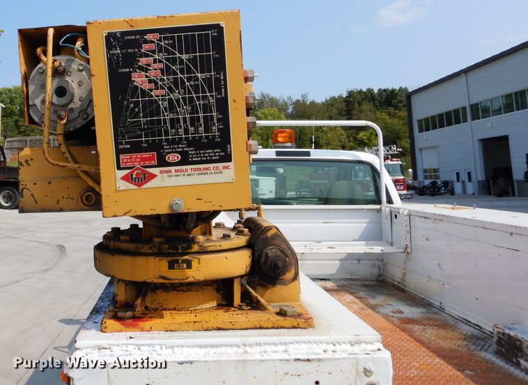 image for item DI8291 2000 Ford F450 Super Duty XL  utility truck with crane