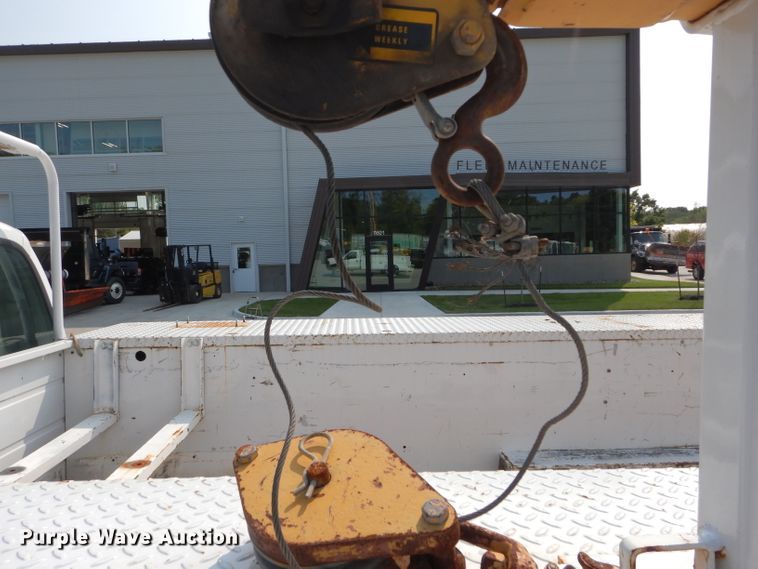 image for item DI8291 2000 Ford F450 Super Duty XL  utility truck with crane