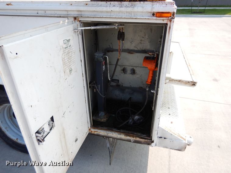 image for item DI8291 2000 Ford F450 Super Duty XL  utility truck with crane