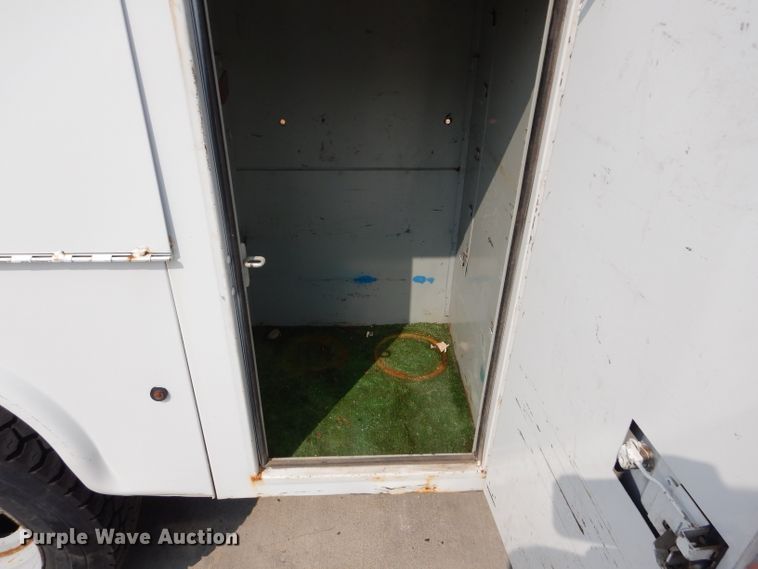 image for item DI8291 2000 Ford F450 Super Duty XL  utility truck with crane