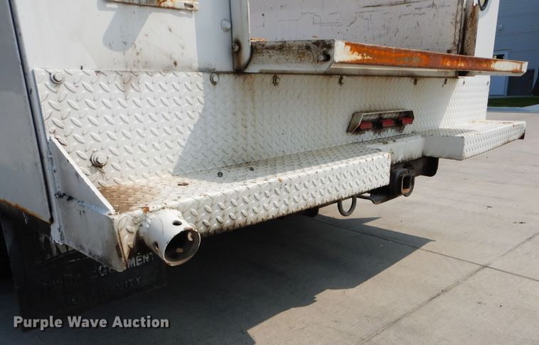 image for item DI8291 2000 Ford F450 Super Duty XL  utility truck with crane