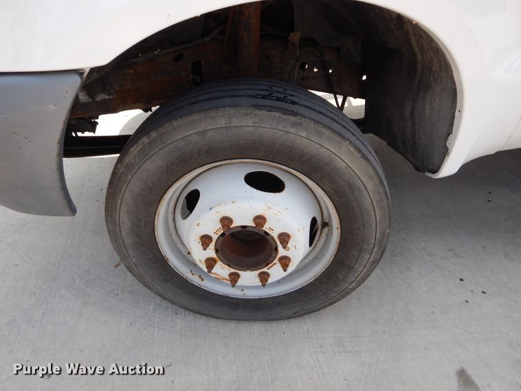 image for item DI8291 2000 Ford F450 Super Duty XL  utility truck with crane