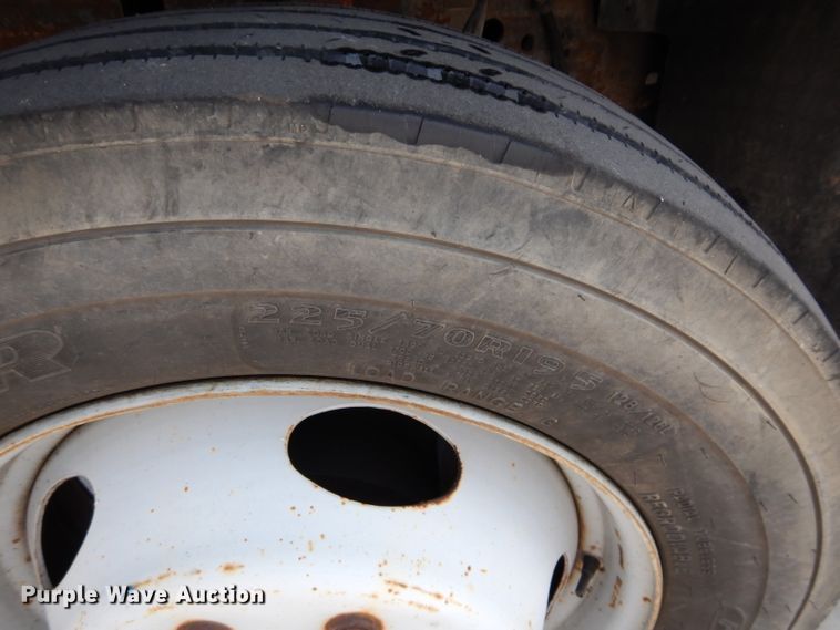 image for item DI8291 2000 Ford F450 Super Duty XL  utility truck with crane