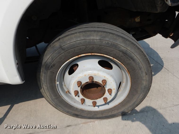 image for item DI8291 2000 Ford F450 Super Duty XL  utility truck with crane