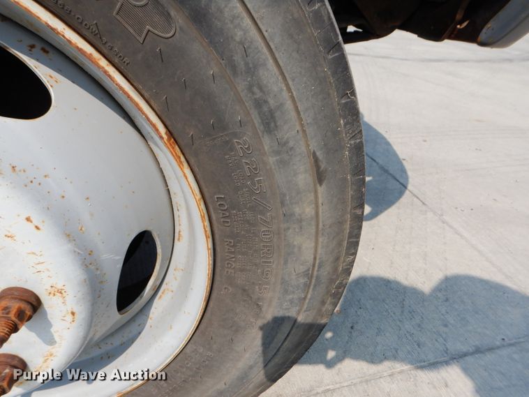 image for item DI8291 2000 Ford F450 Super Duty XL  utility truck with crane