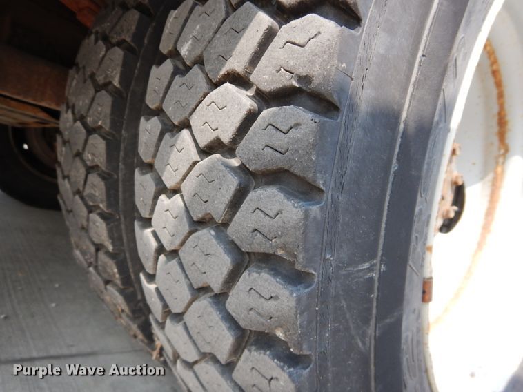 image for item DI8291 2000 Ford F450 Super Duty XL  utility truck with crane