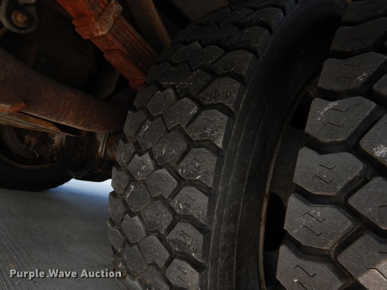 image for item DI8291 2000 Ford F450 Super Duty XL  utility truck with crane