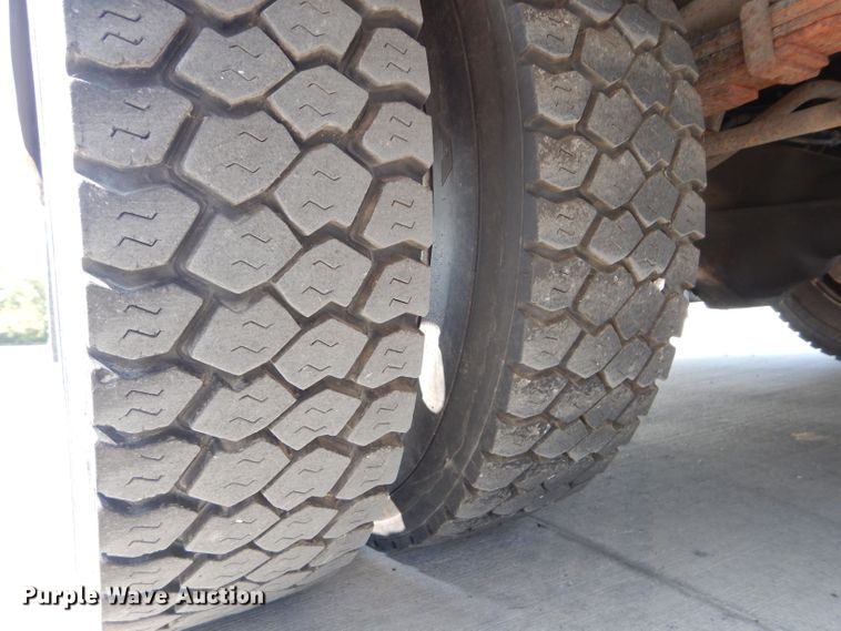 image for item DI8291 2000 Ford F450 Super Duty XL  utility truck with crane