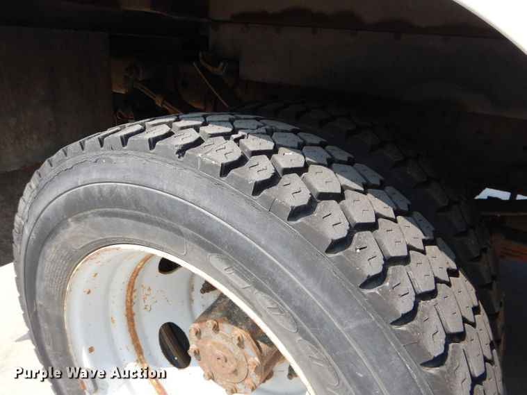 image for item DI8291 2000 Ford F450 Super Duty XL  utility truck with crane