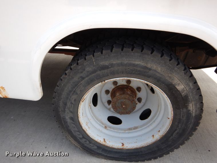 image for item DI8291 2000 Ford F450 Super Duty XL  utility truck with crane