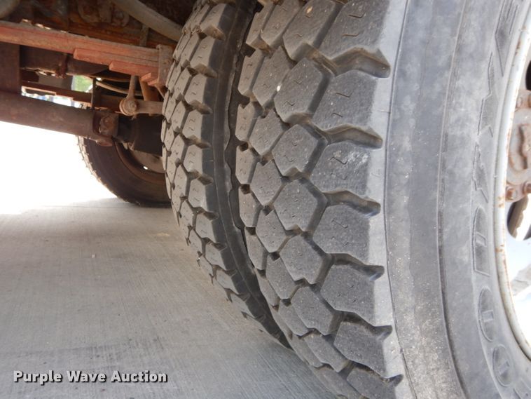 image for item DI8291 2000 Ford F450 Super Duty XL  utility truck with crane