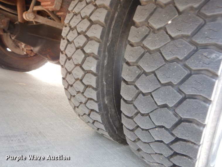 image for item DI8291 2000 Ford F450 Super Duty XL  utility truck with crane