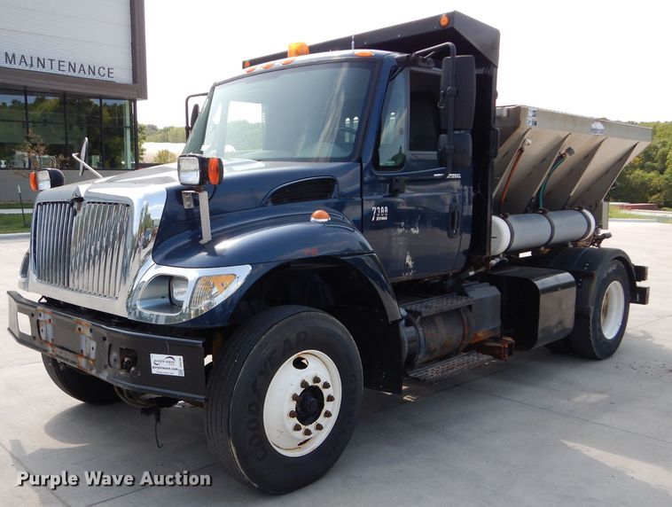 image for item DI8296 2005 International 7300  spreader truck