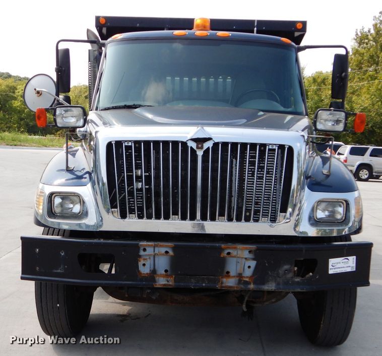 image for item DI8296 2005 International 7300  spreader truck