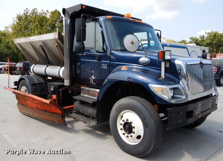 image for item DI8296 2005 International 7300  spreader truck