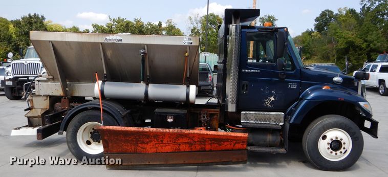 image for item DI8296 2005 International 7300  spreader truck