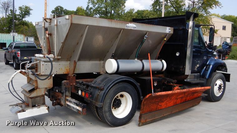 image for item DI8296 2005 International 7300  spreader truck