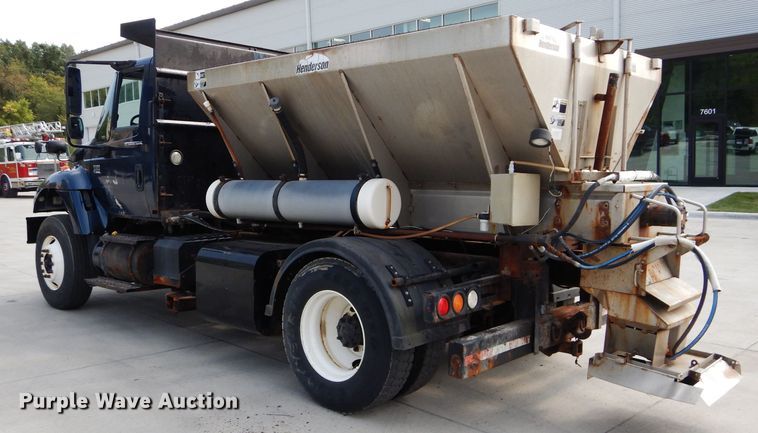 image for item DI8296 2005 International 7300  spreader truck