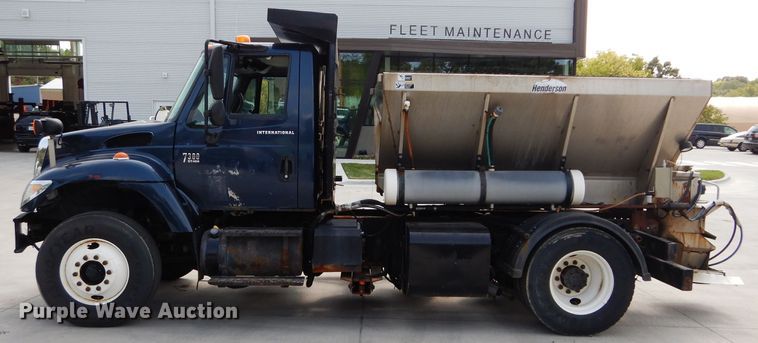 image for item DI8296 2005 International 7300  spreader truck