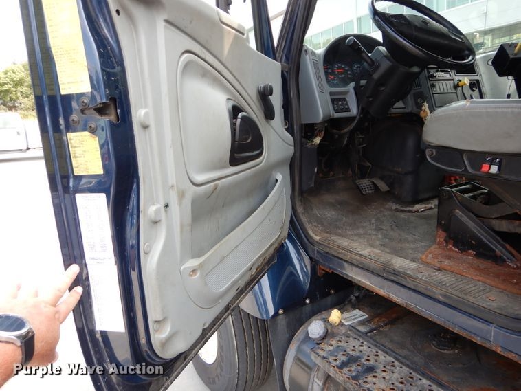 image for item DI8296 2005 International 7300  spreader truck