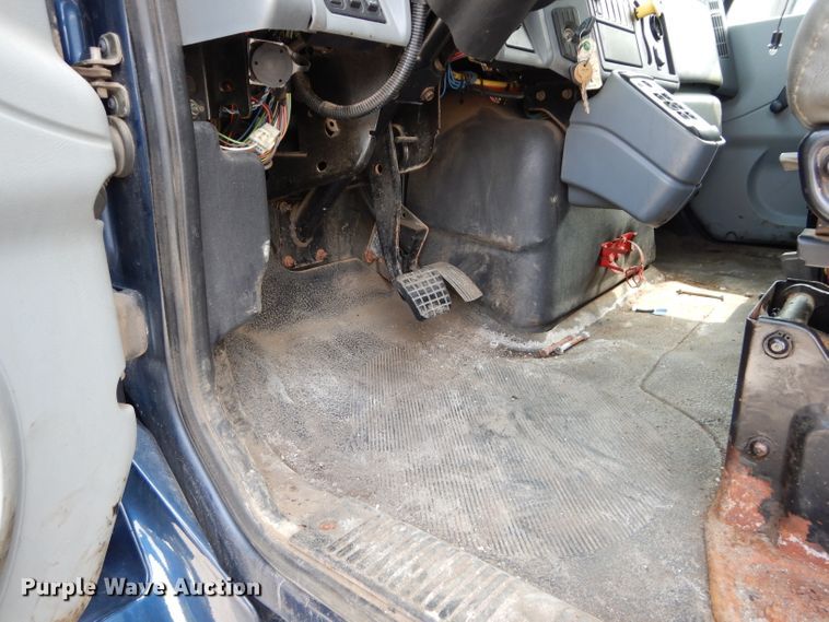 image for item DI8296 2005 International 7300  spreader truck