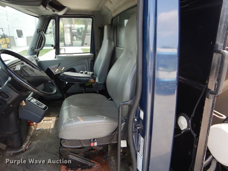 image for item DI8296 2005 International 7300  spreader truck