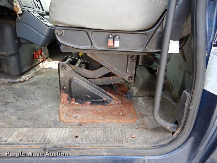 image for item DI8296 2005 International 7300  spreader truck