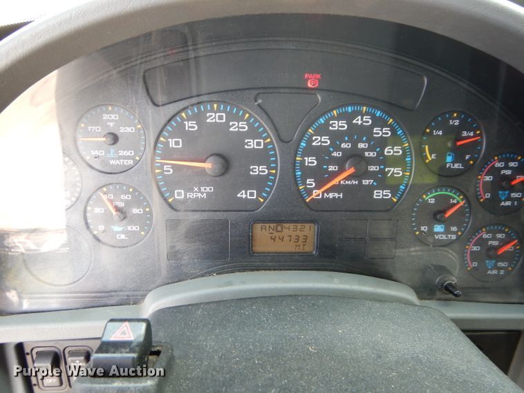 image for item DI8296 2005 International 7300  spreader truck