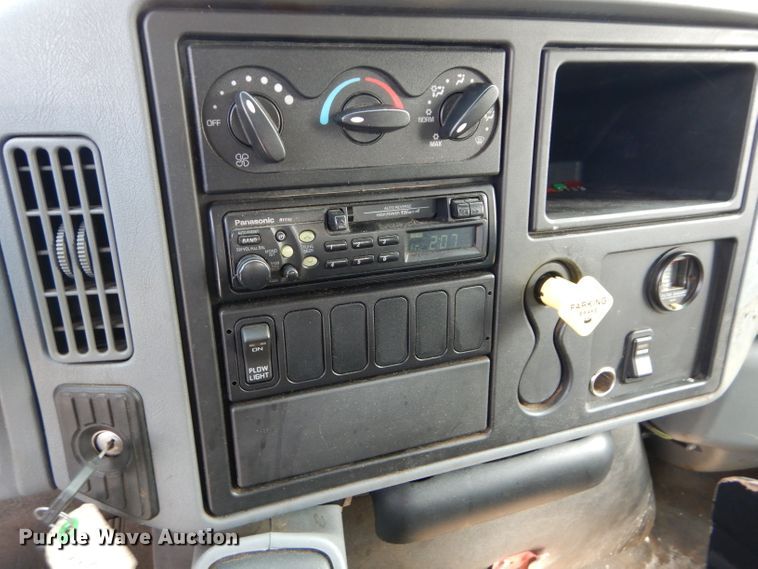 image for item DI8296 2005 International 7300  spreader truck