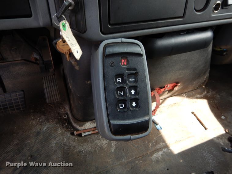 image for item DI8296 2005 International 7300  spreader truck