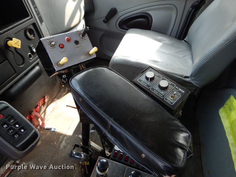 image for item DI8296 2005 International 7300  spreader truck