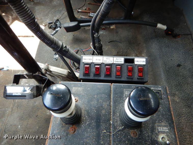 image for item DI8296 2005 International 7300  spreader truck