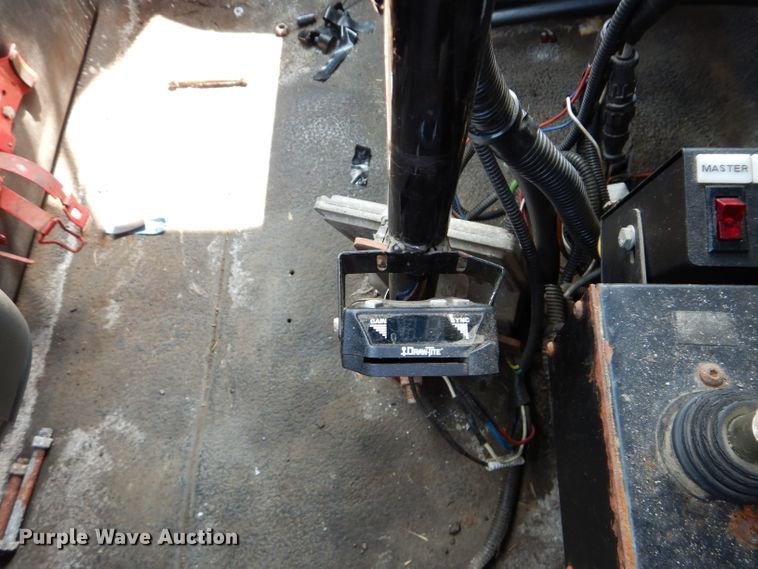 image for item DI8296 2005 International 7300  spreader truck