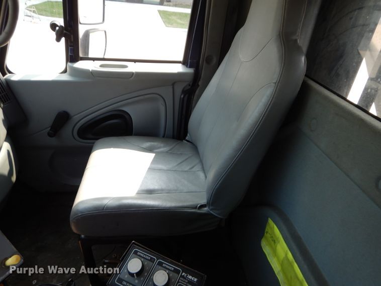 image for item DI8296 2005 International 7300  spreader truck